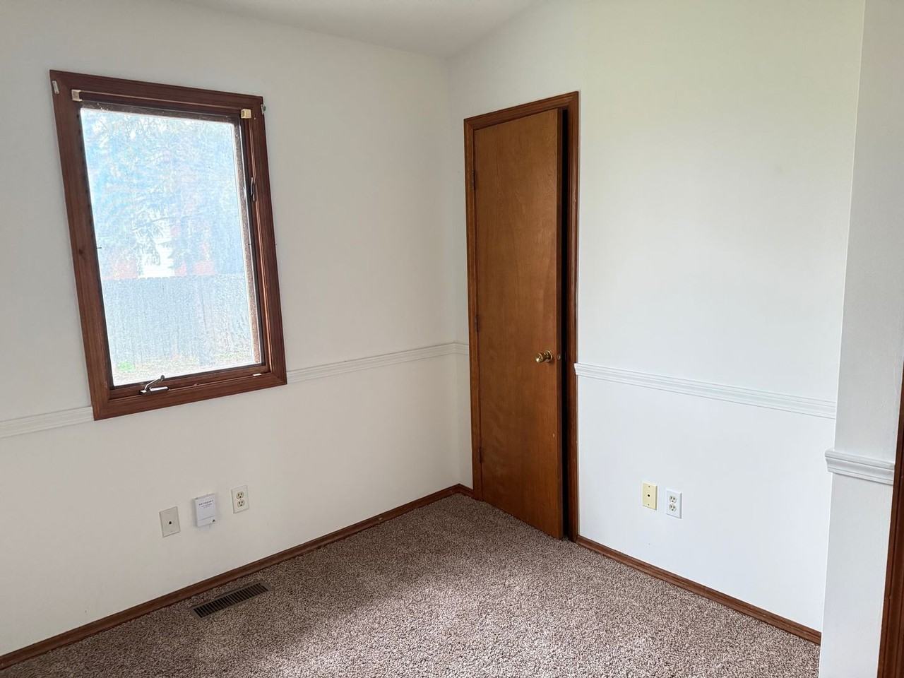 1119 Parliament Rd - Photo 7 of 11