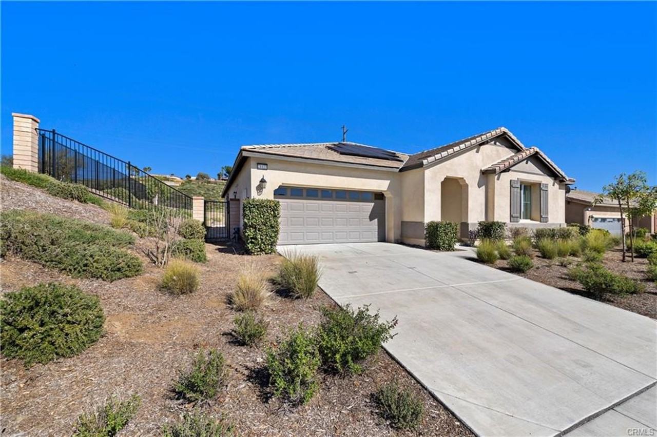 2112 Saratoga Dr - Photo 2 of 41