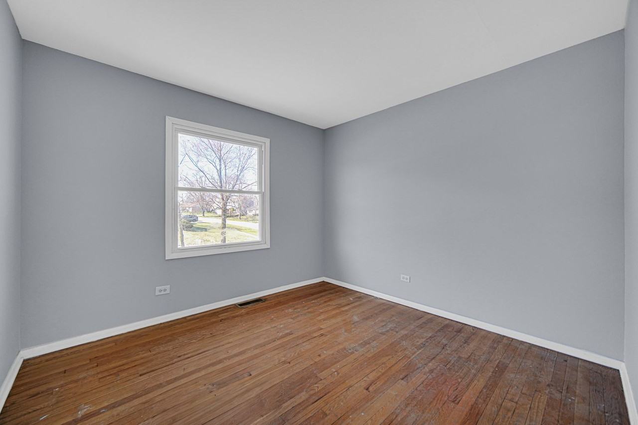 548 Regent Rd - Photo 2 of 21