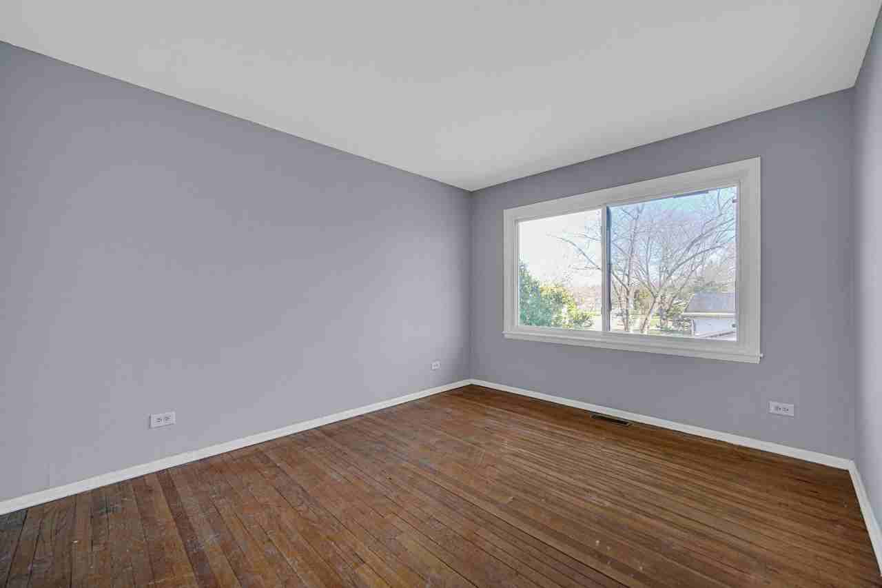 548 Regent Rd - Photo 3 of 21