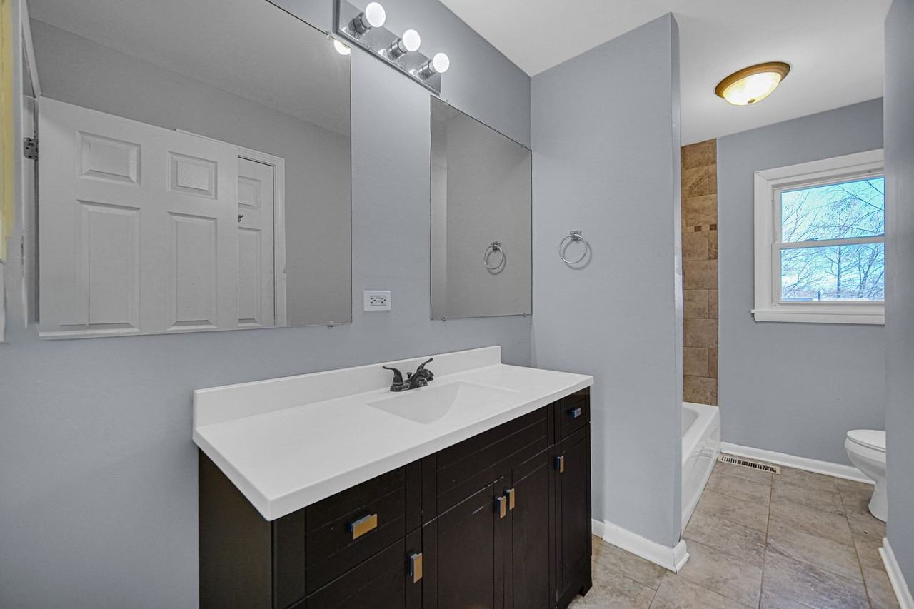 548 Regent Rd - Photo 5 of 21