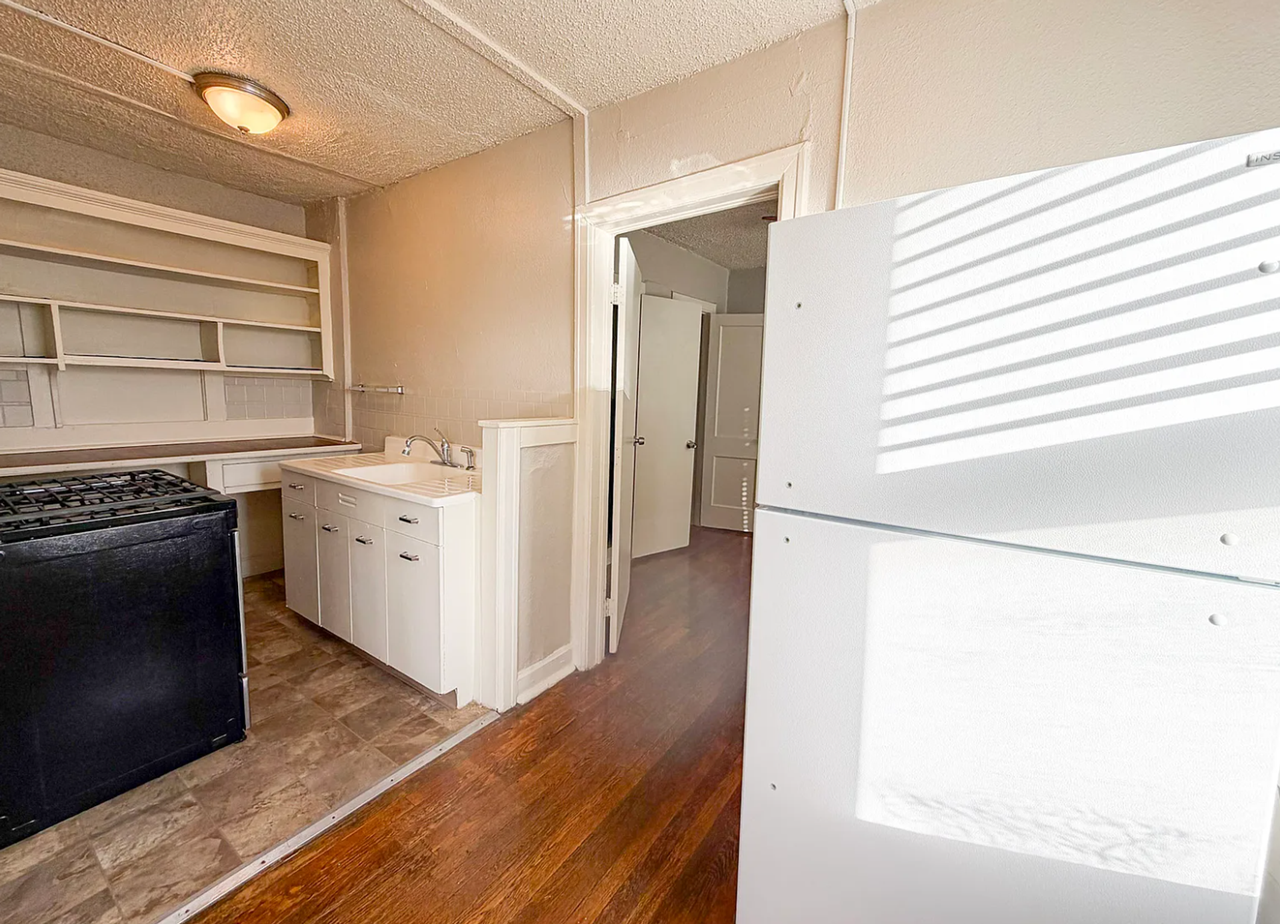 Brentwood Plaza KC - Photo 4 of 12