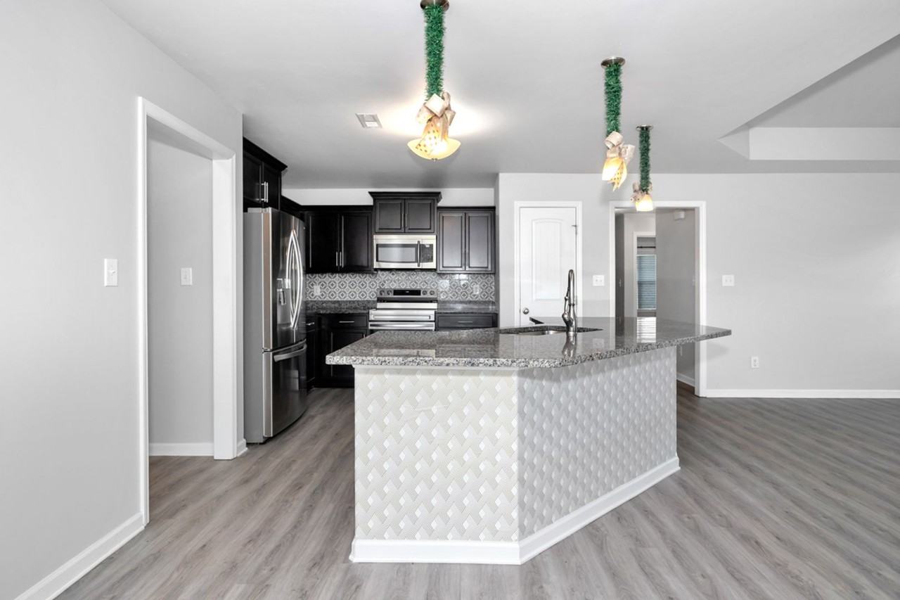 22637 Quarry Rd - Photo 2 of 29