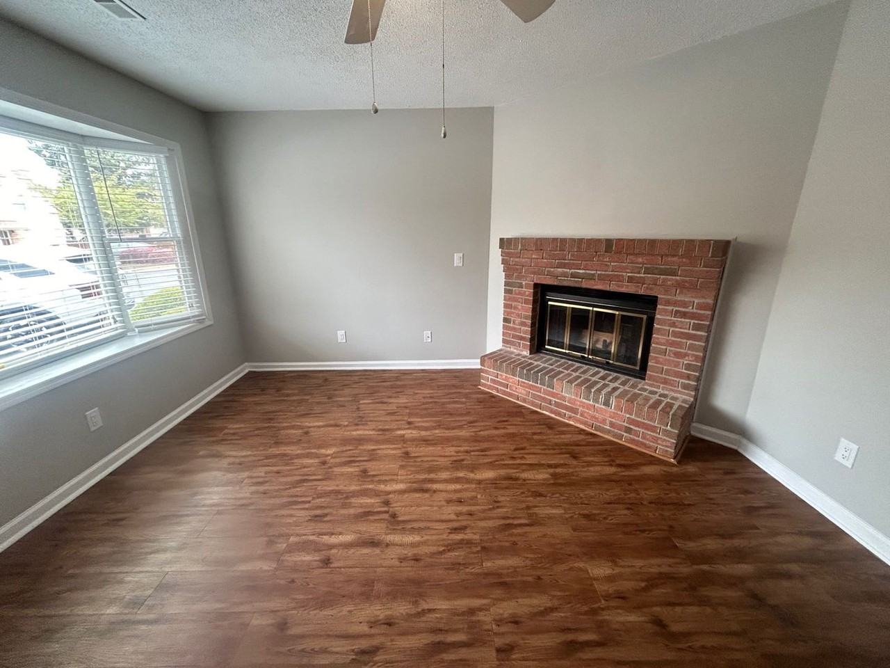 940 Glenn St - Photo 3 of 29