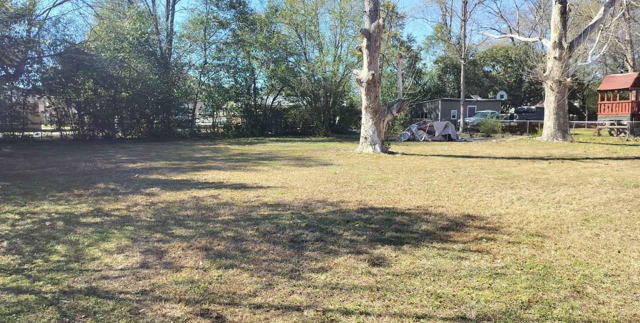 1122 Barwin Dr - Photo 3 of 4