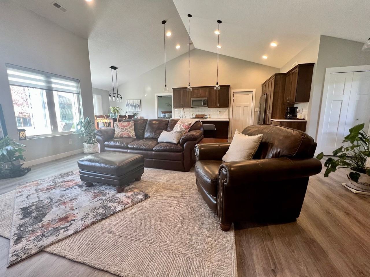 725 Melendy Ln - Photo 2 of 25