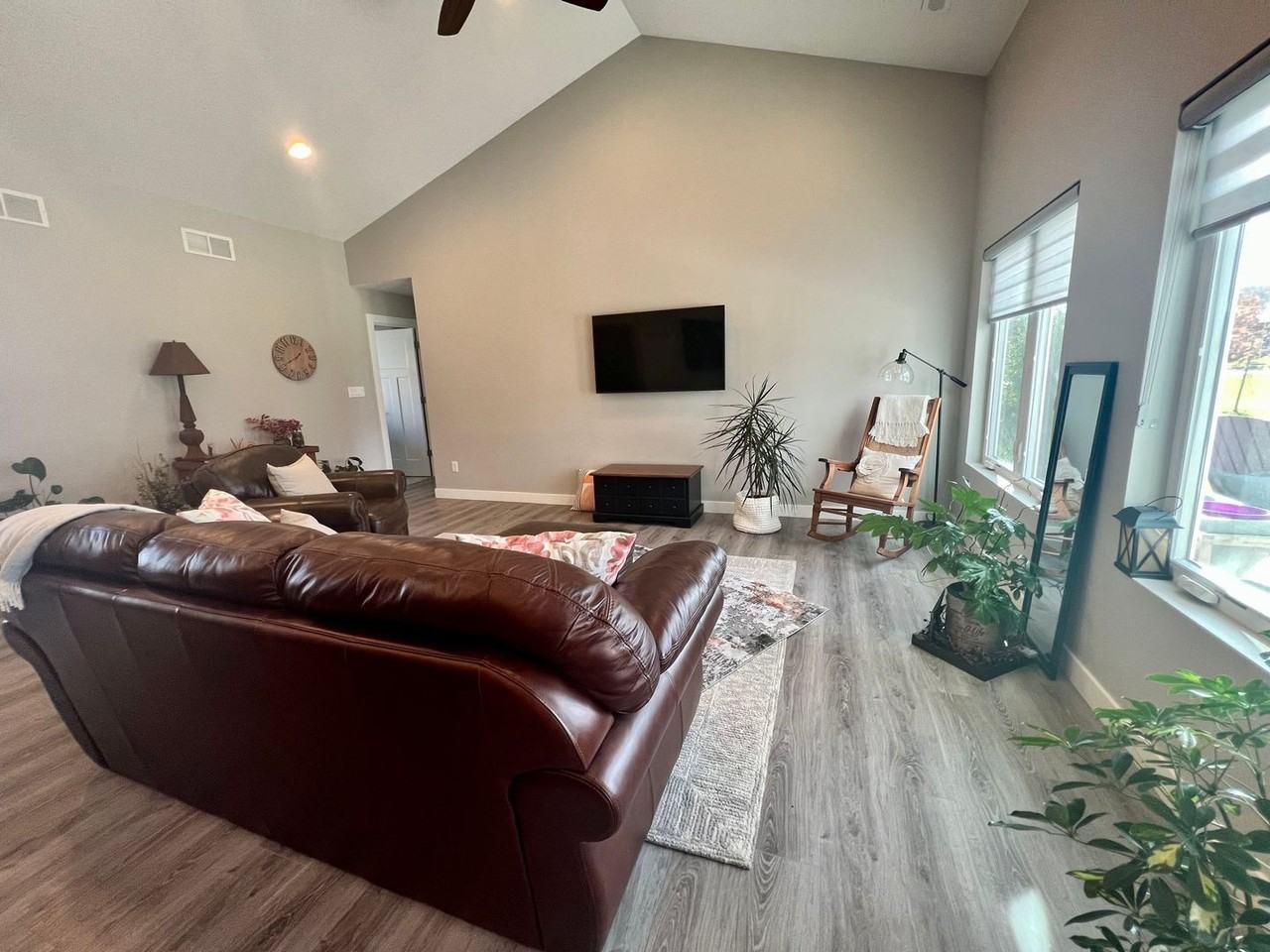 725 Melendy Ln - Photo 3 of 25