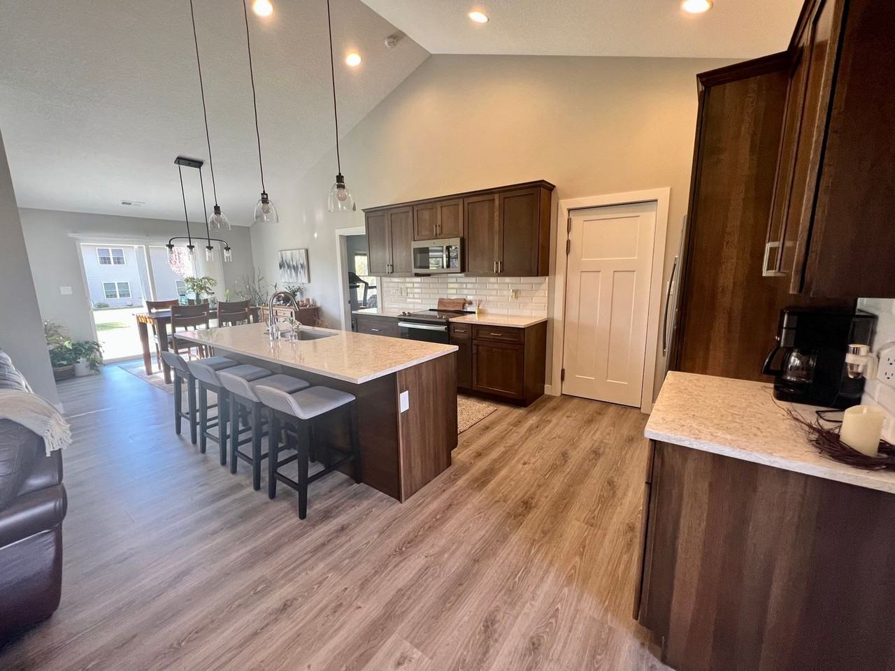 725 Melendy Ln - Photo 5 of 25