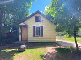 featured image of 920 1/2 E 5th St