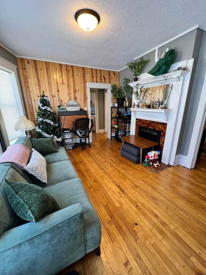 922 E 5th St - Photo 2 of 20