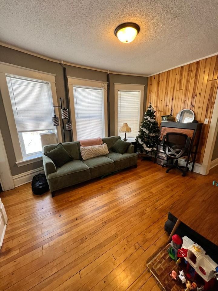 922 E 5th St - Photo 4 of 20