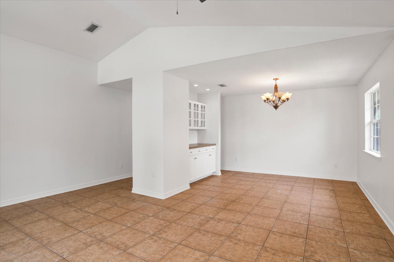 5445 Flintwood Cir - Photo 7 of 31