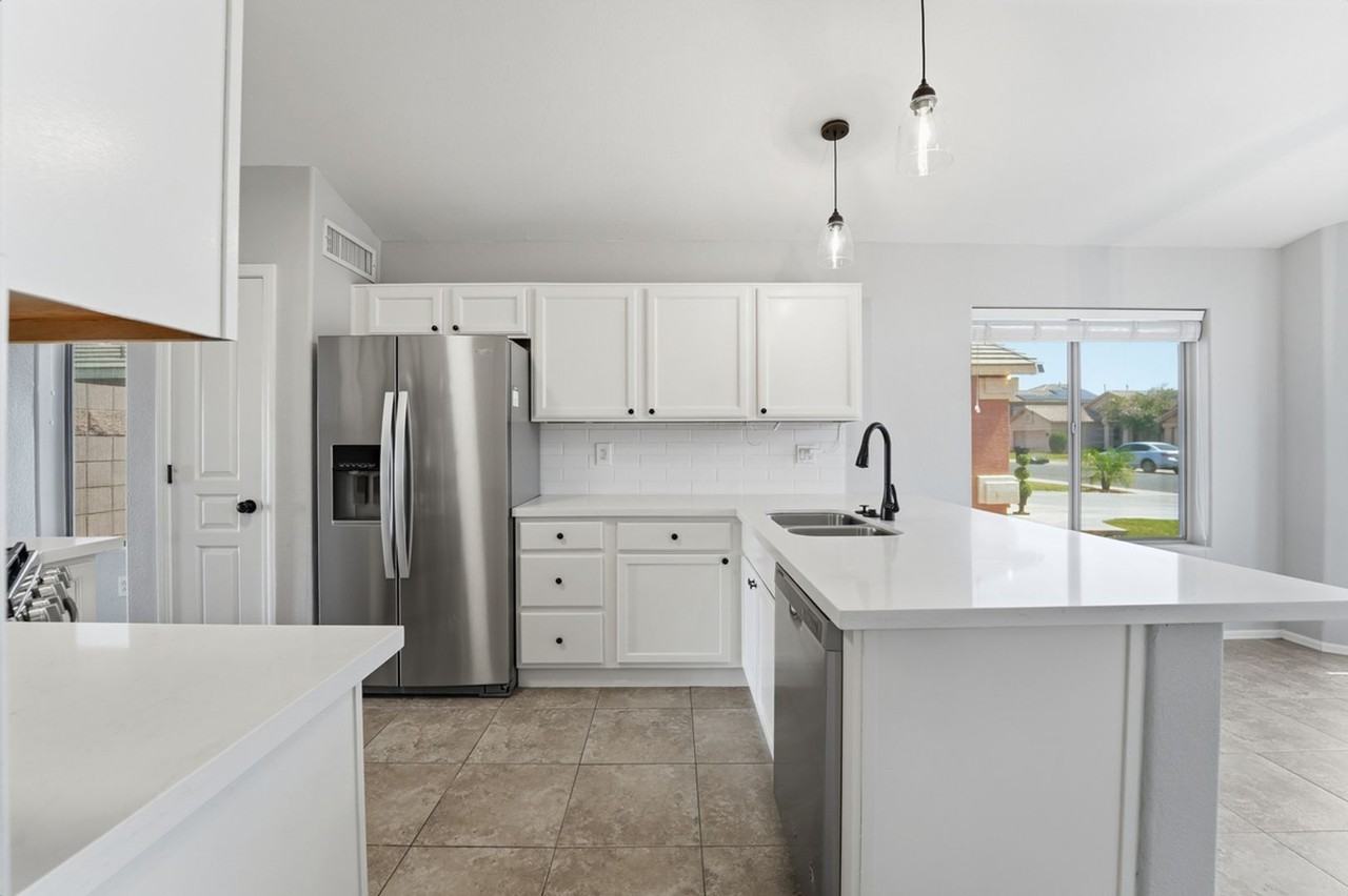 3882 E Vaughn Ave - Photo 7 of 44