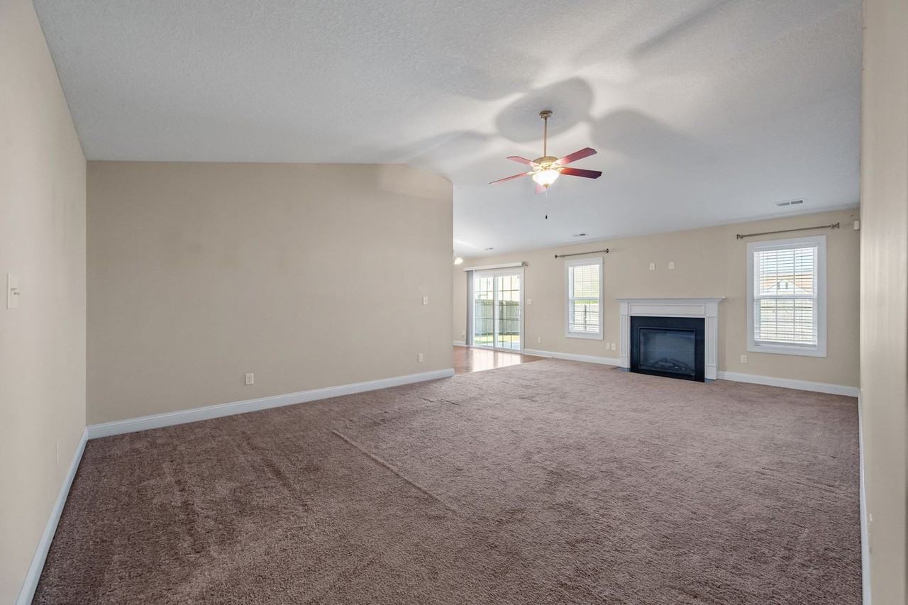 320 Aquamarine Cir - Photo 3 of 28