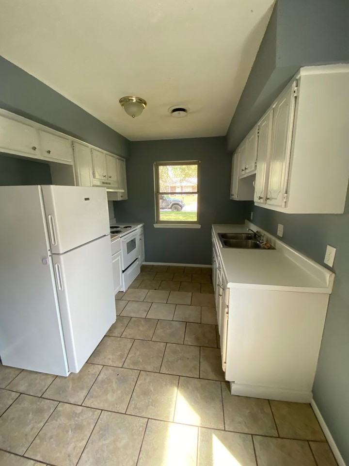 8504 S 32nd Ter - Photo 4 of 11