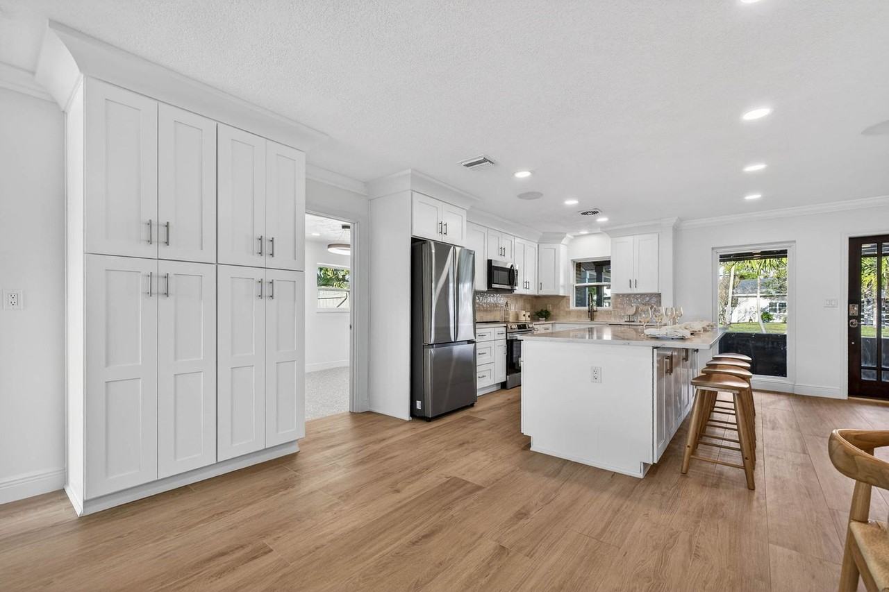 4790 Venetian Blvd Ne - Photo 5 of 38