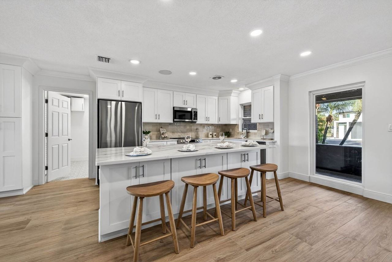 4790 Venetian Blvd Ne - Photo 7 of 38