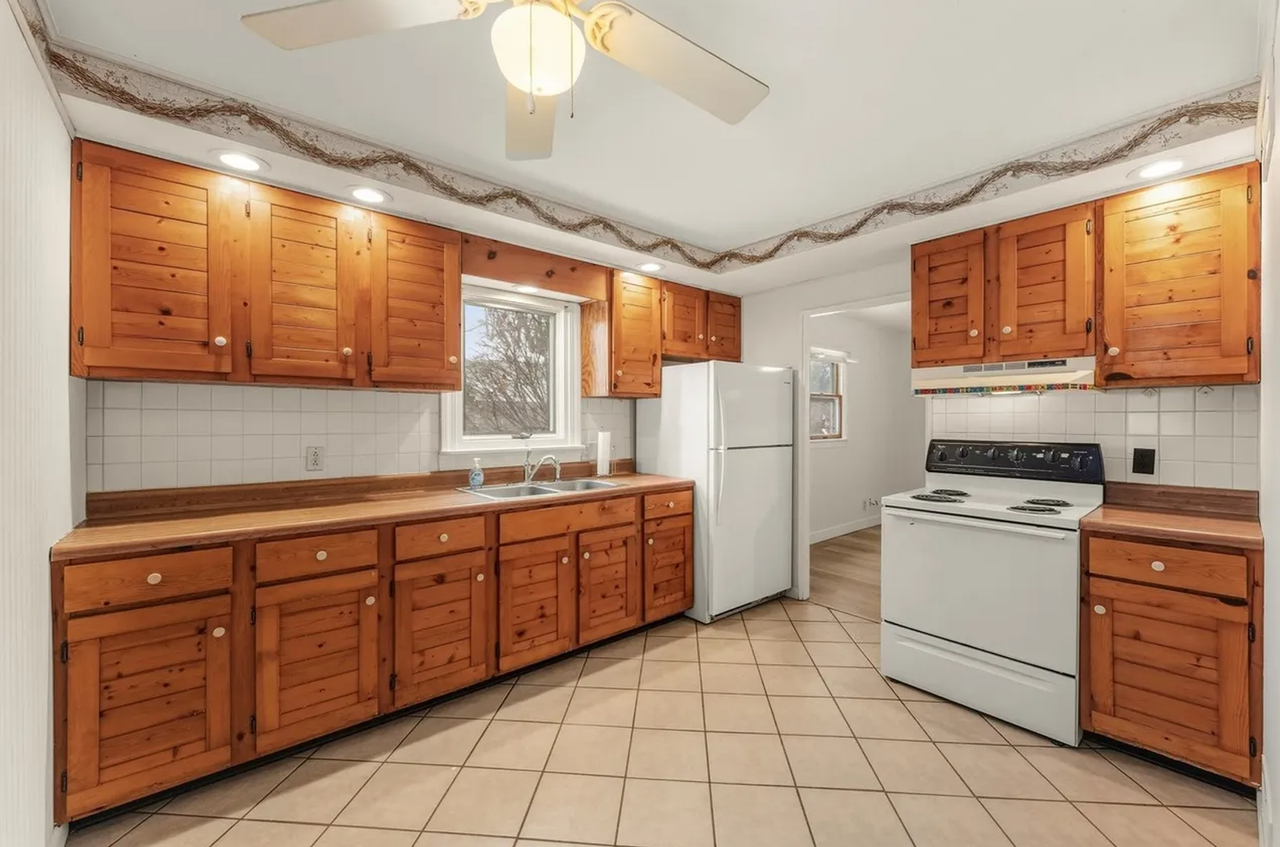 804 E Michigan Ave - Photo 3 of 9