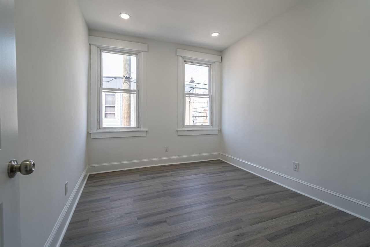 2410 Wharton St - Photo 4 of 23