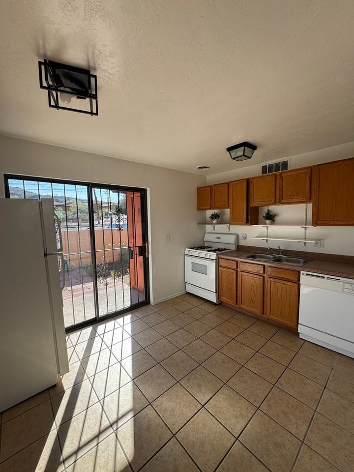 350 N Silverbell Rd #116 - Photo 5 of 11