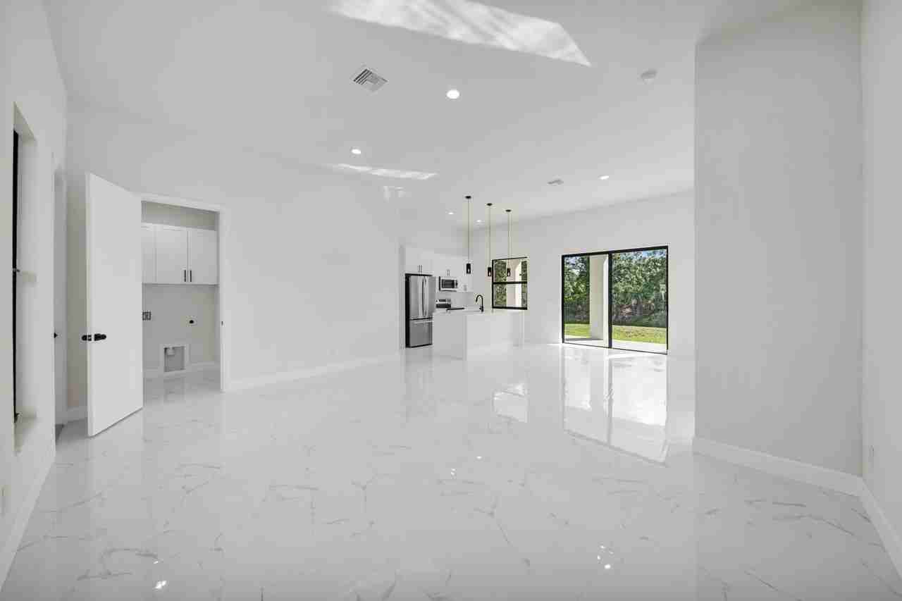 7054 Rosemont Dr - Photo 4 of 36