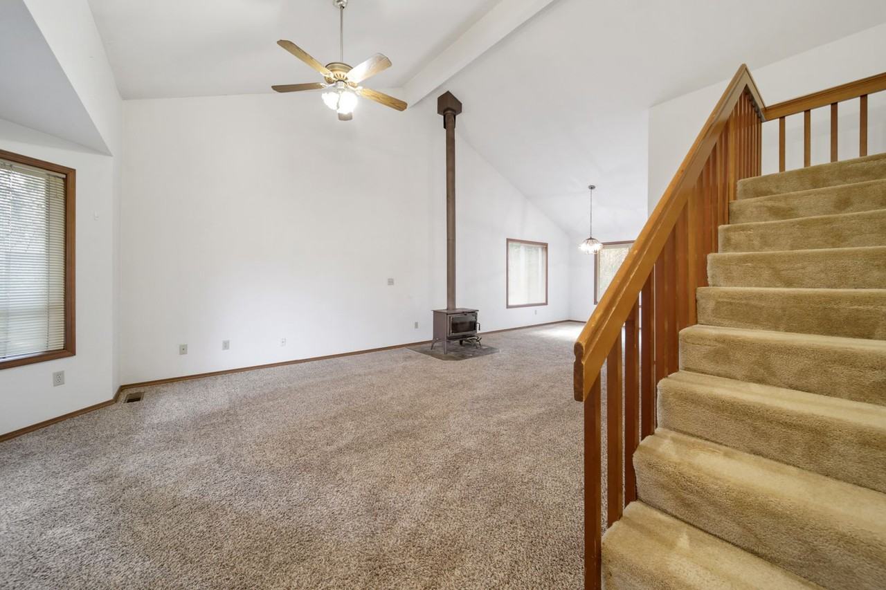 8545 Oxford Ave Se - Photo 6 of 38