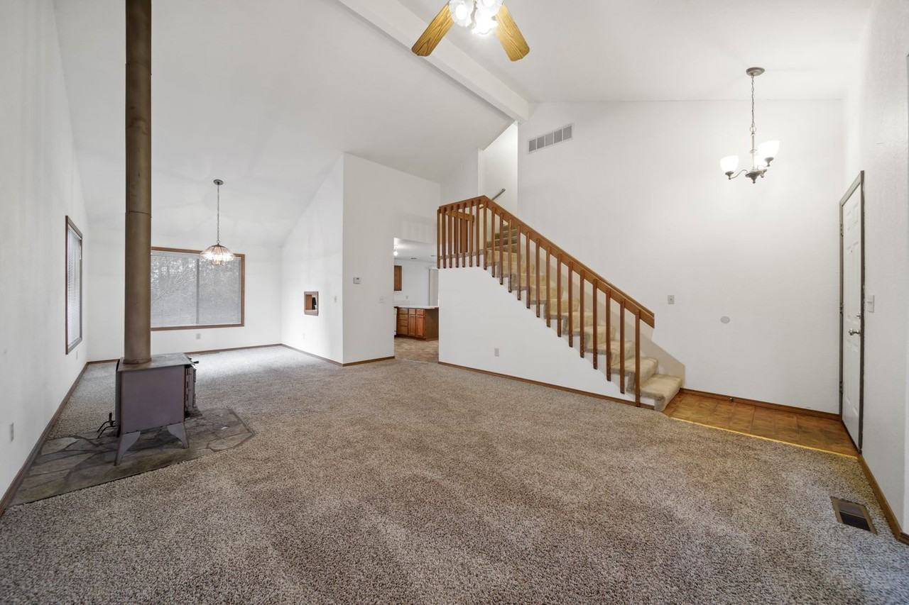 8545 Oxford Ave Se - Photo 7 of 38