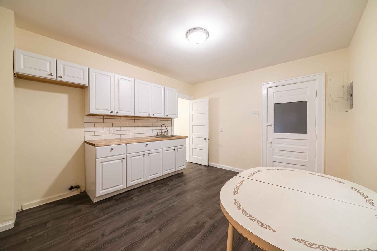 2707 Trowbridge St - Photo 4 of 11