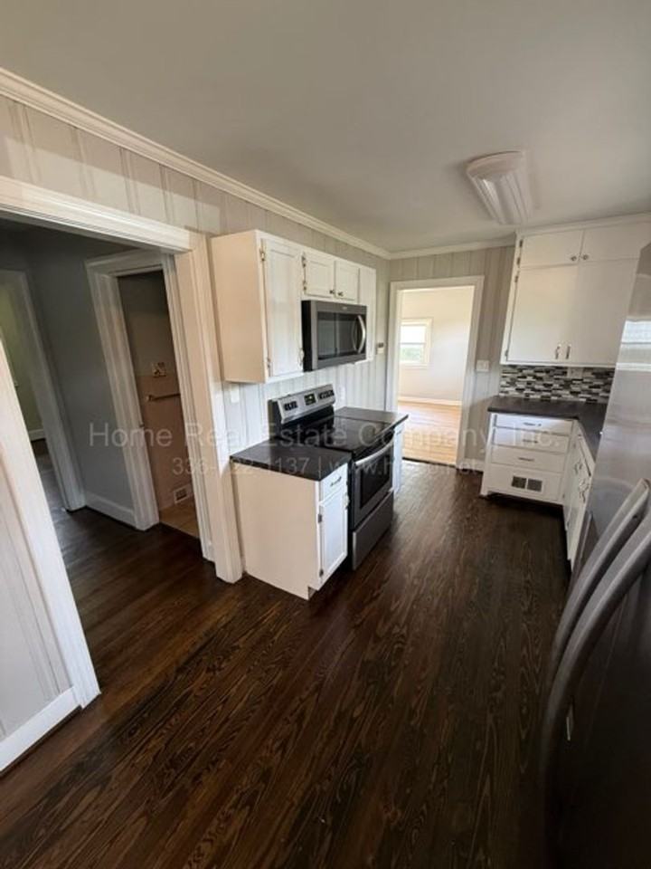 1125 Bolton St - Photo 5 of 12