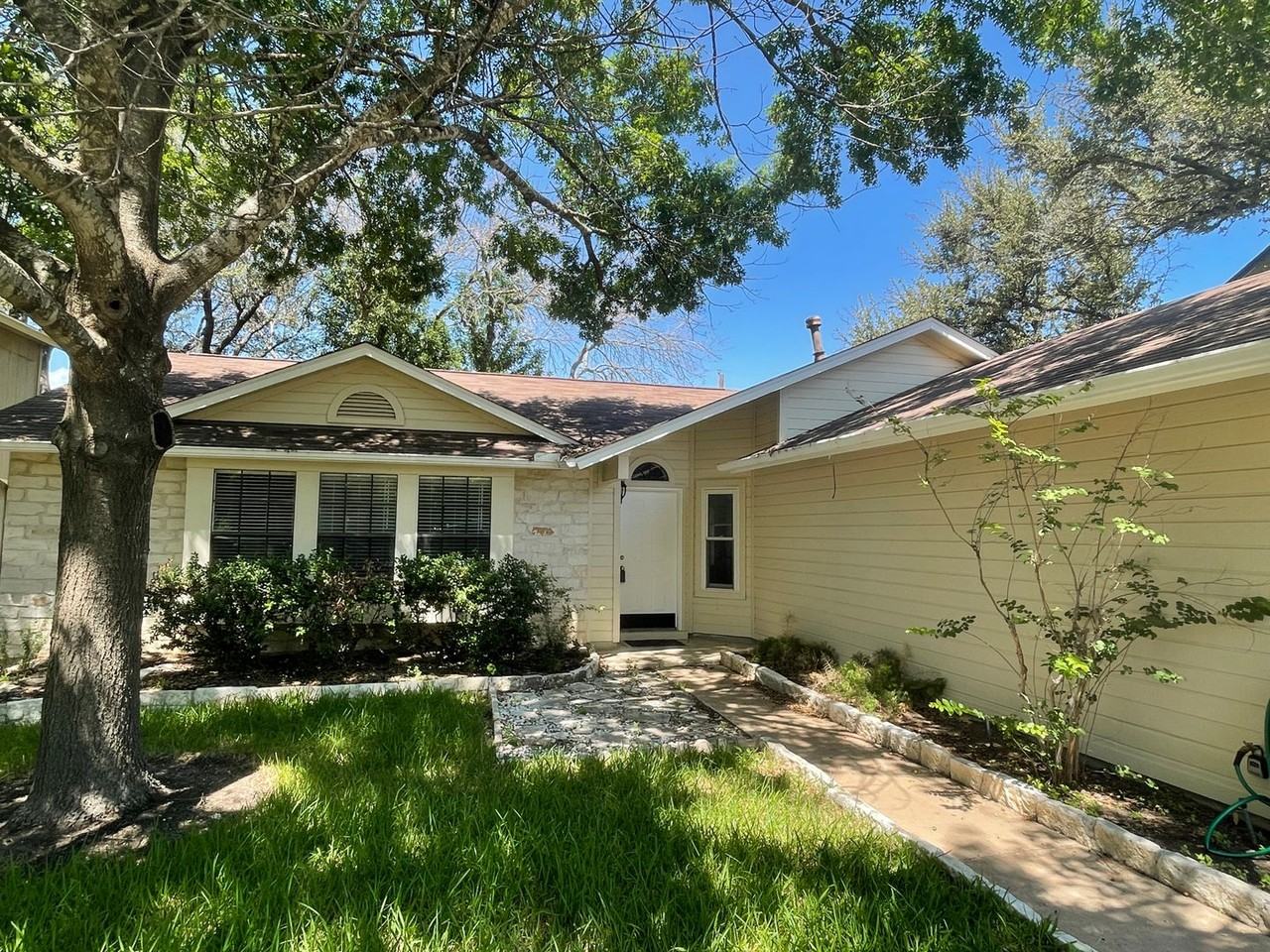 1703 Hatch Rd - Photo 2 of 32