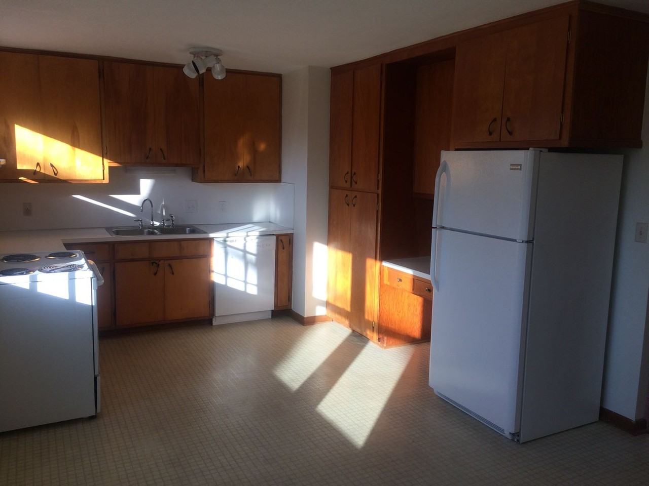 2003 Stratford Rd - Photo 4 of 8