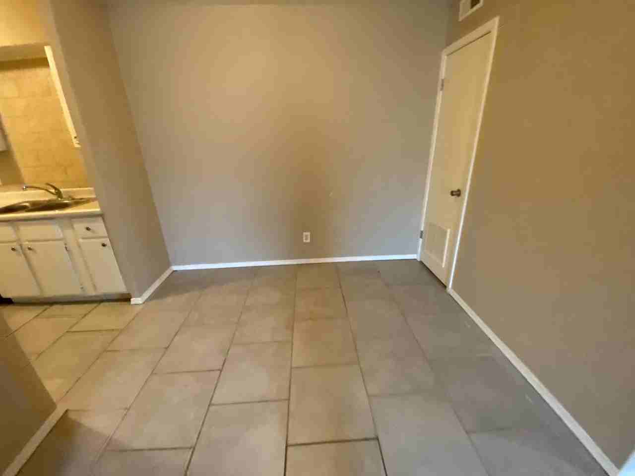 6026 Nw Expressway #C - Photo 4 of 10