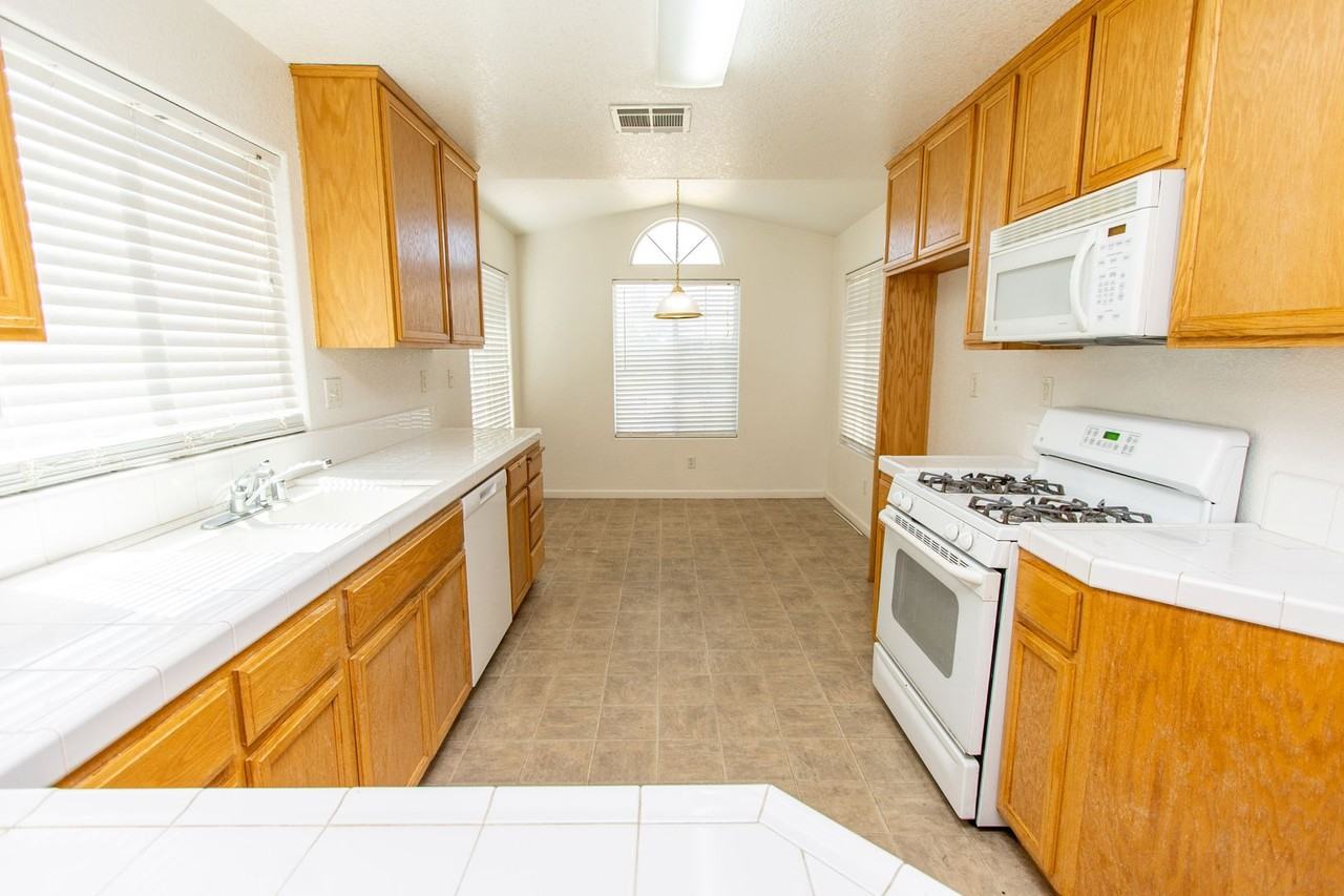 2106 W Little Sandy Dr - Photo 3 of 16