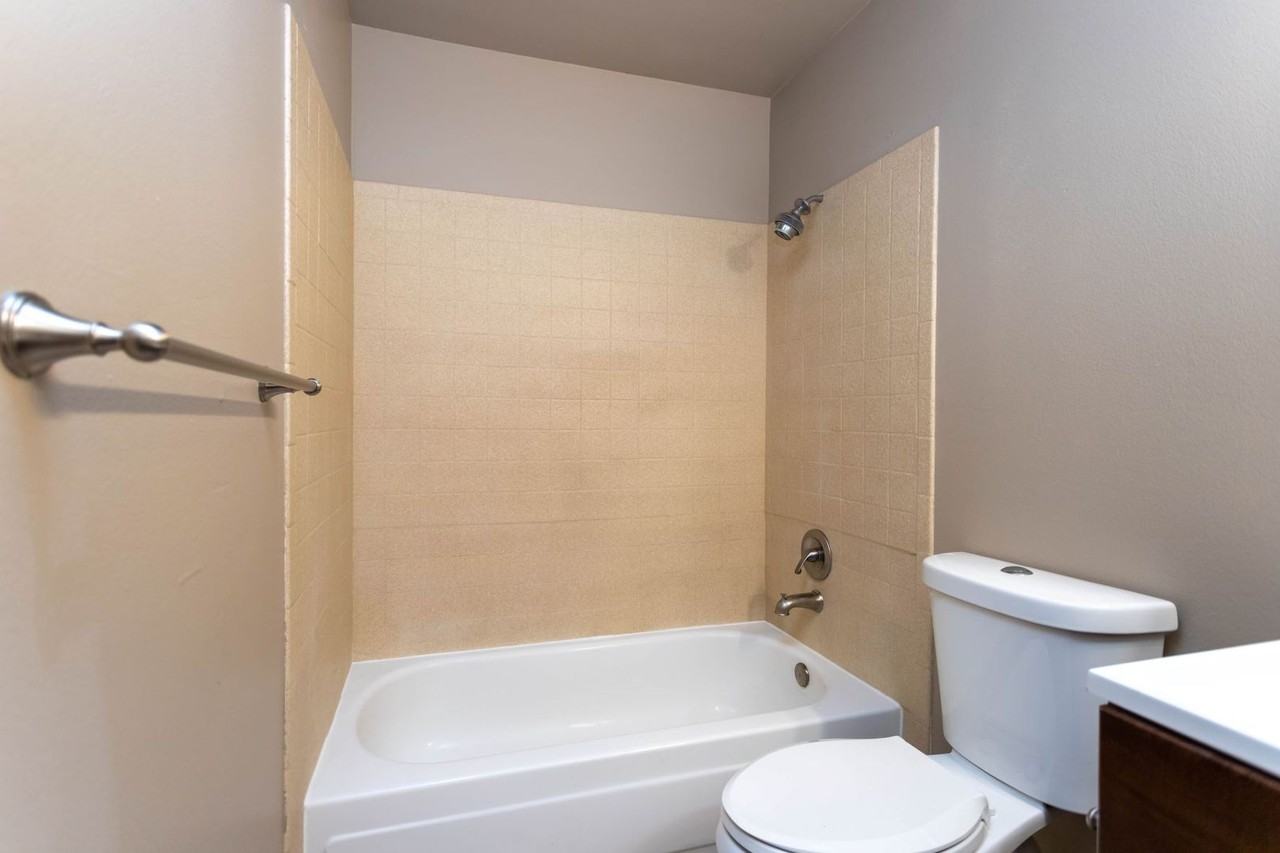 236 Chamberlin Ave - Photo 4 of 28