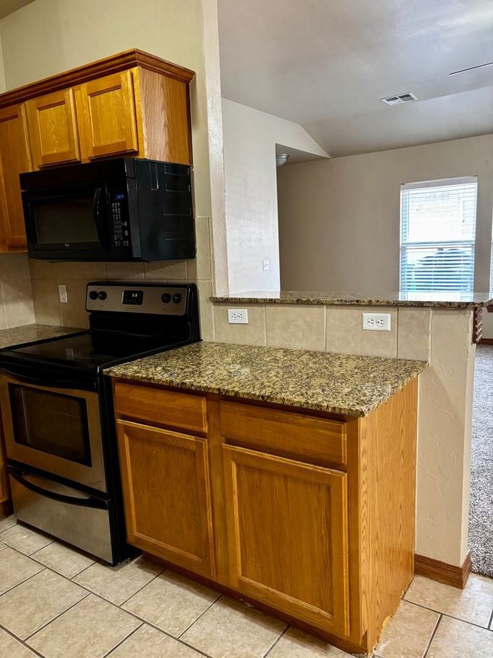 11004 Sw 5th St - Photo 6 of 29