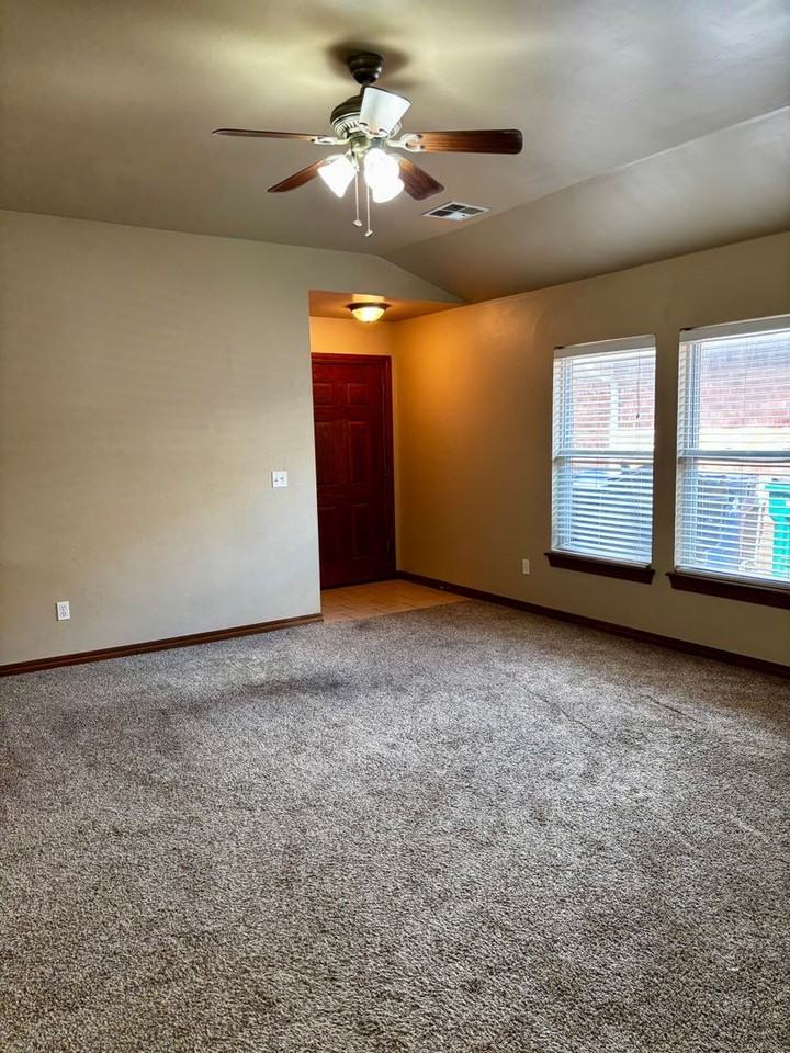 11004 Sw 5th St - Photo 7 of 29