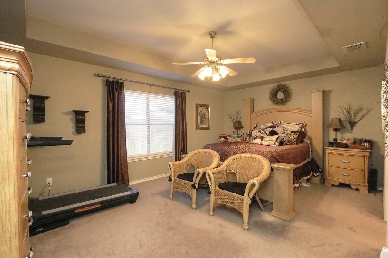 7813 Kingshire Dr - Photo 3 of 9