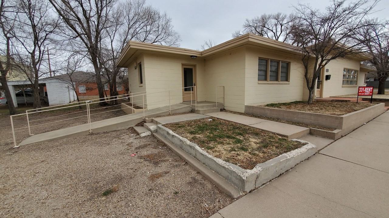 715 S Lamar St - Photo 2 of 18