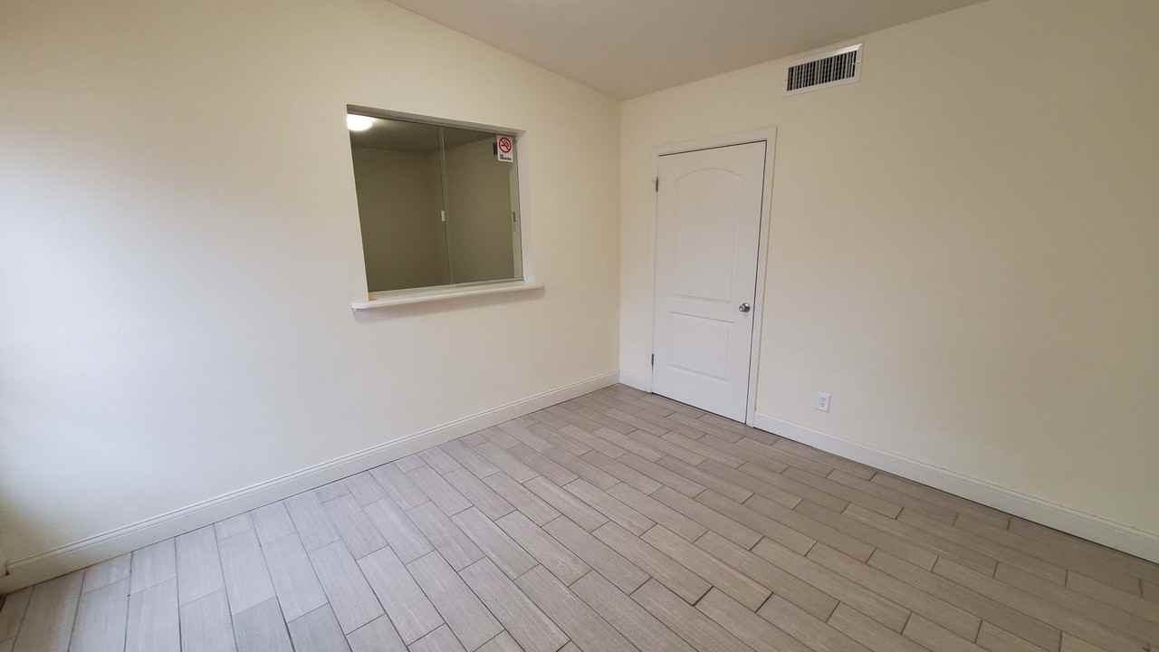 715 S Lamar St - Photo 3 of 18