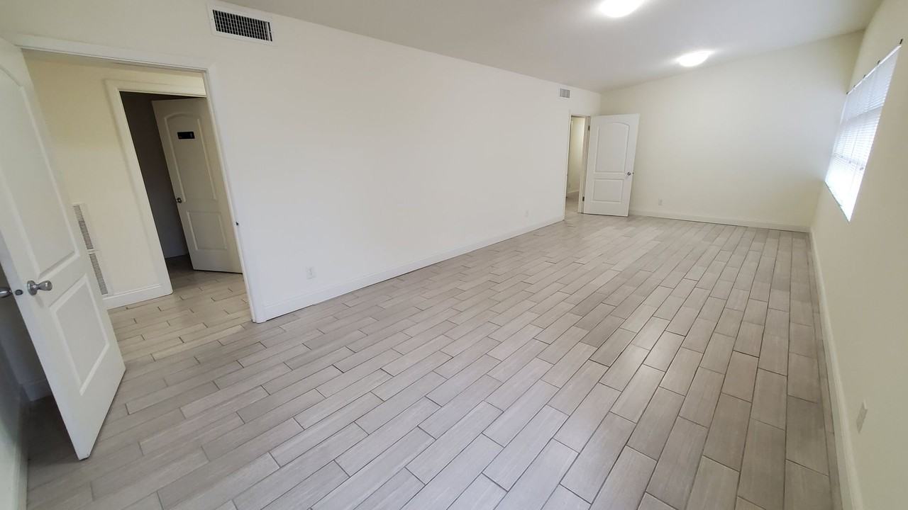 715 S Lamar St - Photo 4 of 18