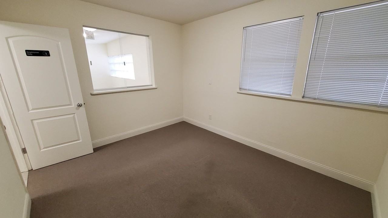 715 S Lamar St - Photo 5 of 18