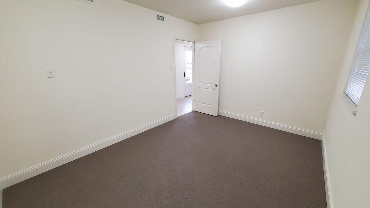 715 S Lamar St - Photo 7 of 18