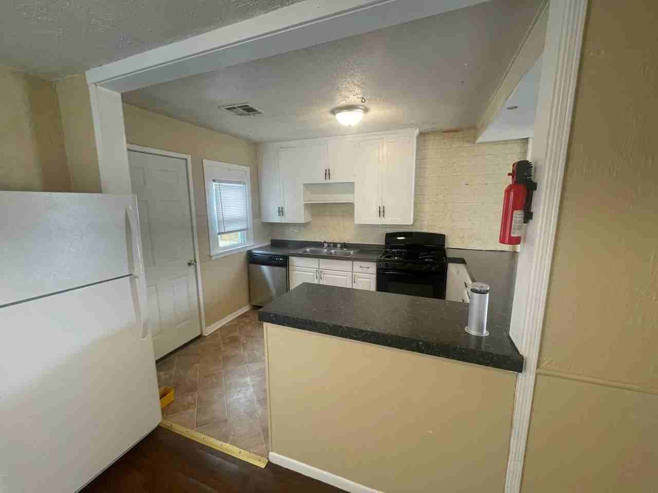 525 Iowa St - Photo 2 of 18