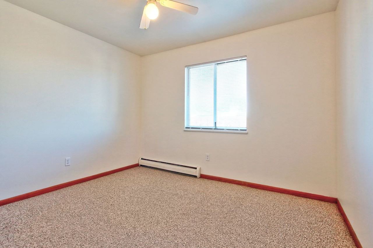 411 Stratford Way #6 - Photo 6 of 13