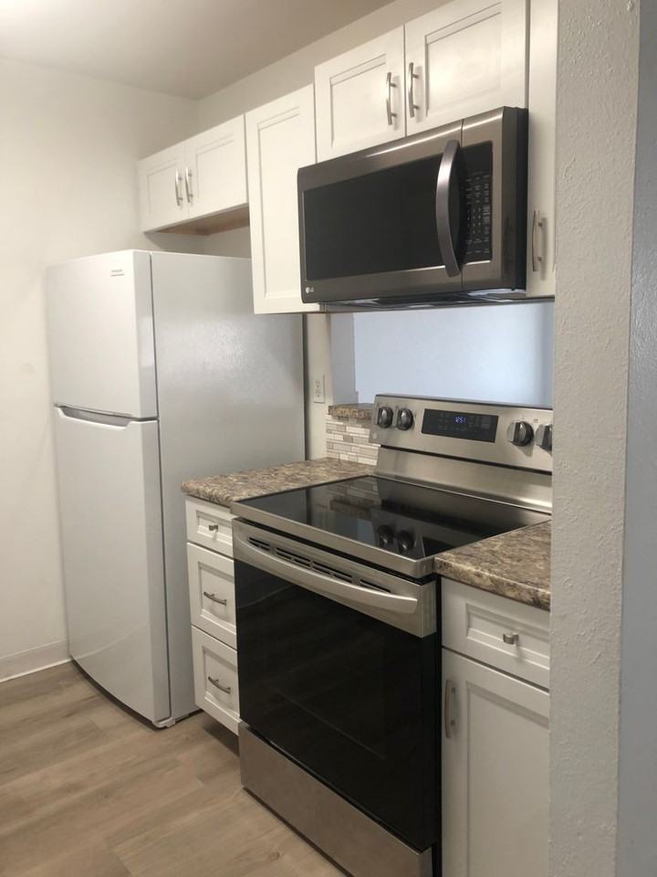 1110 Centaur Cir #E - Photo 7 of 31