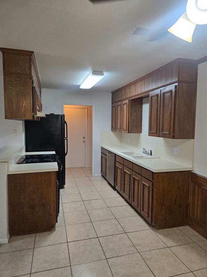 927 Terry Trl - Photo 4 of 23