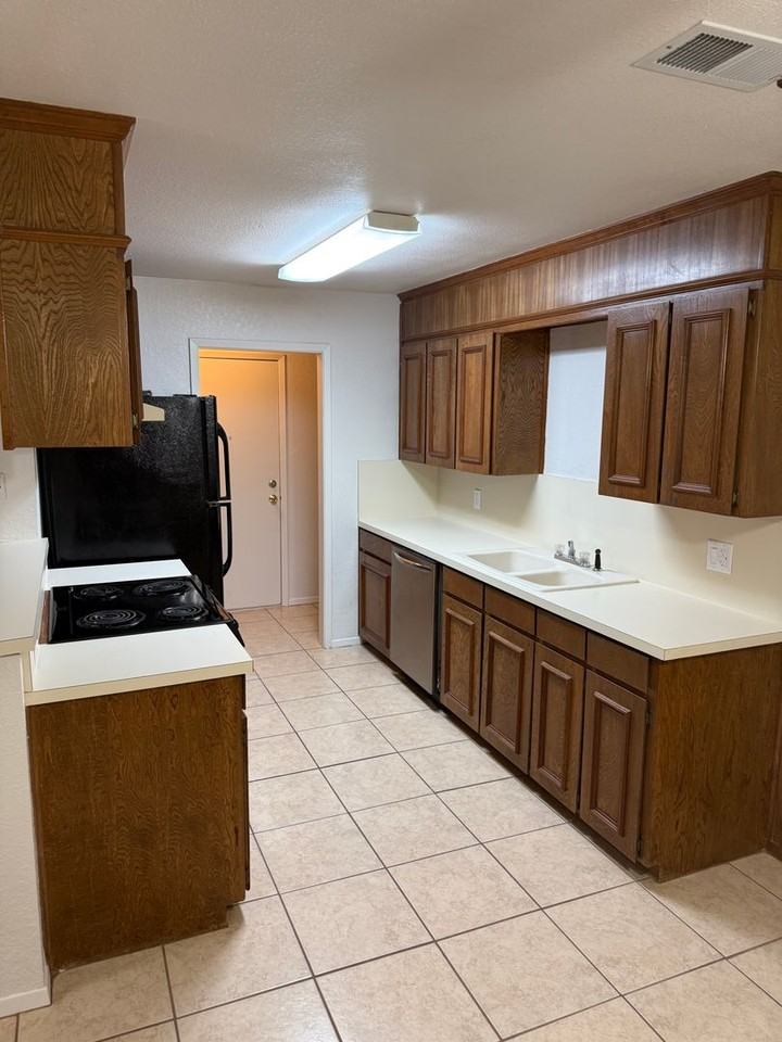 927 Terry Trl - Photo 5 of 23