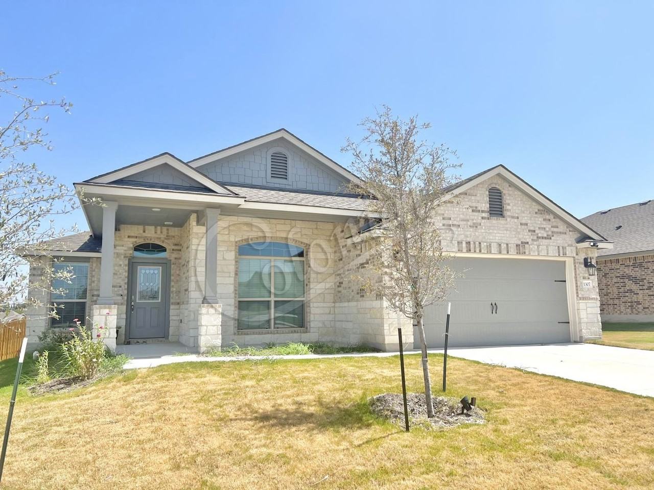 1307 Cesarina St - Photo 2 of 33