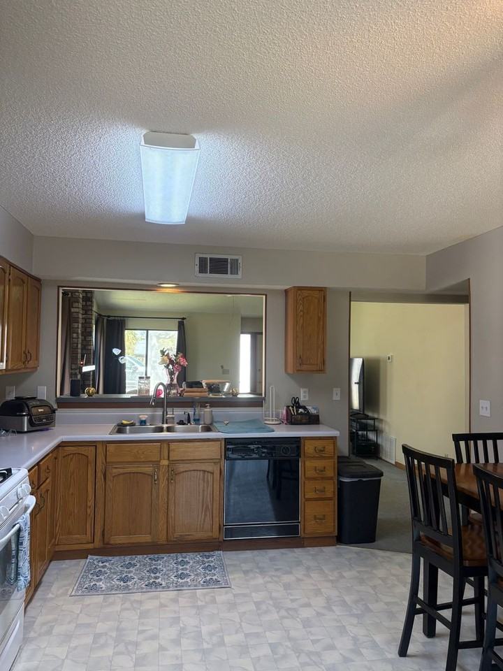 3916 Summerwood Ct - Photo 3 of 9