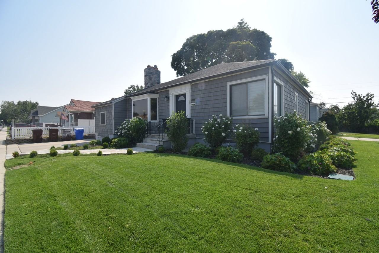 7622 S Lincoln St - Photo 3 of 31